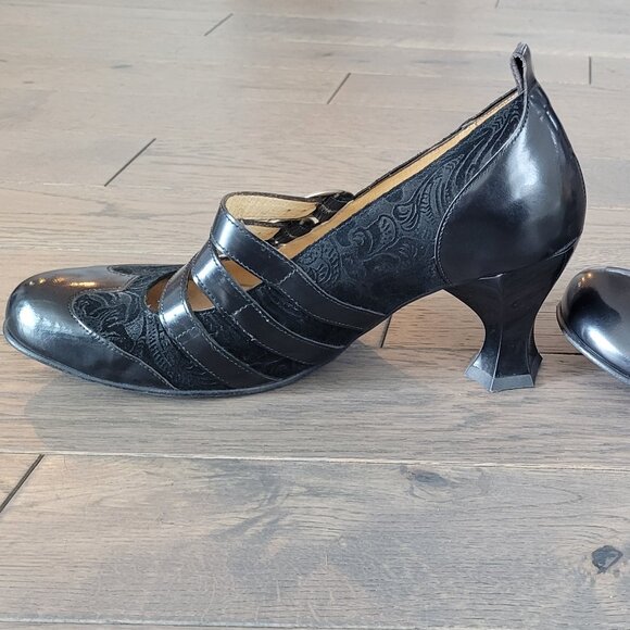 John Fluevog Rubens Mary Jane Pumps - Picture 2 of 8